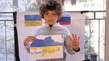 7 yaşındaki bir çocuk, Rusya ile Ukrayna arasındaki savaşı işaret levhası ile protesto etti. Savaşı ve el fenerini durdurdu. Avrupa 'da NATO' ya yakın bölgelerde çatışmalar başladı.
