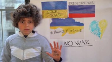 7 yaşındaki bir çocuk, Rusya ile Ukrayna arasındaki savaşı işaret levhası ile protesto etti. Savaşı ve el fenerini durdurdu. Avrupa 'da NATO' ya yakın bölgelerde çatışmalar başladı.