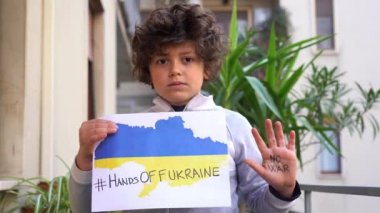 7 yaşındaki bir çocuk, Rusya ile Ukrayna arasındaki savaşı işaret levhası ile protesto etti. Savaşı ve el fenerini durdurdu. Avrupa 'da NATO' ya yakın bölgelerde çatışmalar başladı.