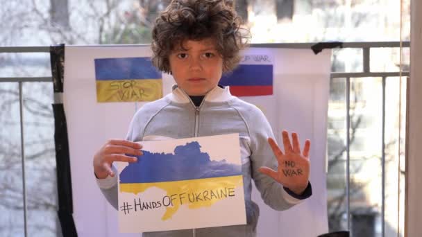 Niño Años Protesta Contra Guerra Entre Rusia Ucrania Con Señal — Vídeos de Stock