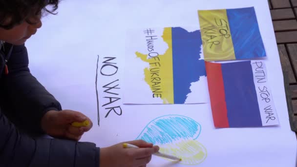 ロシアとウクライナの間の戦争に対する少年の子供7歳の抗議看板ストップ戦争とHandsoffukraineで Natoに近い地域でヨーロッパでの紛争の開始 — ストック動画