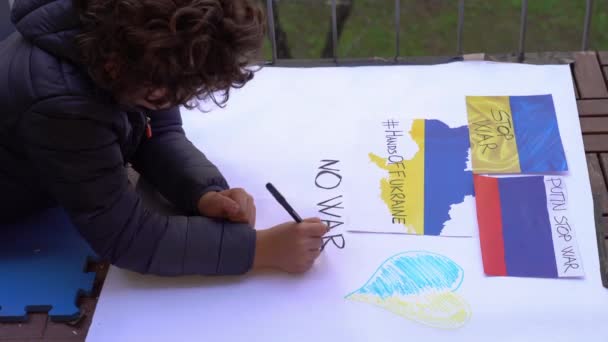 7岁的男孩抗议俄罗斯和乌克兰之间的战争 并签署了停止战争的协议 以及在接近北约的地区挑起了欧洲的冲突 — 图库视频影像