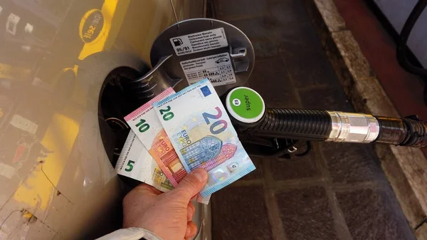 Avrupa Talya Milan Mart 2022 Talyan Benzin Pompa Istasyonunda Benzin — Stok fotoğraf