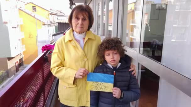 Chłopiec Lat Jego Babcia Protestują Przeciwko Wojnie Między Rosją Ukrainą — Wideo stockowe