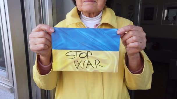 Protesta Mujeres Mayores Contra Guerra Entre Rusia Ucrania Con Señal — Vídeos de Stock