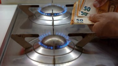 Ukrayna, enerji ve doğalgaz ve ev faturalarında - para euro nakit banknotlar ve doğal gaz üreticileri