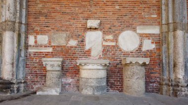 Yunan-Roma dönemine ait arkeolojik bulgular İyonik, Dorik ve Milan İtalya Mirası 'ndaki Sant' Ambrogio Kilisesi 'nde sütunlar, başkentler ve klasik tarzda bulundu.