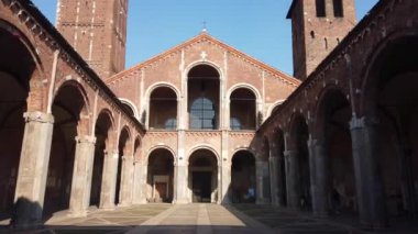 Avrupa, İtalya, Milan Mart 2022 - Lombardy şehrinin merkezindeki Sant 'Ambrogio Kilisesi 