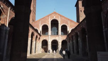 Avrupa, İtalya, Milan Mart 2022 - Lombardy şehrinin merkezindeki Sant 'Ambrogio Kilisesi 