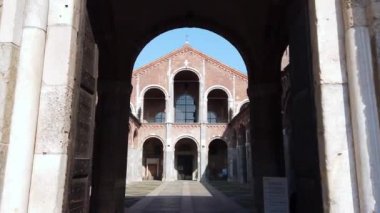 Avrupa, İtalya, Milan Mart 2022 - Lombardy şehrinin merkezindeki Sant 'Ambrogio Kilisesi 