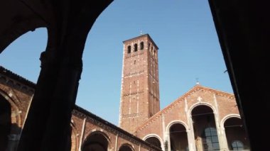 Avrupa, İtalya, Milan Mart 2022 - Lombardy şehrinin merkezindeki Sant 'Ambrogio Kilisesi 