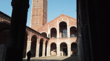 Avrupa, İtalya, Milan Mart 2022 - Lombardy şehrinin merkezindeki Sant 'Ambrogio Kilisesi 