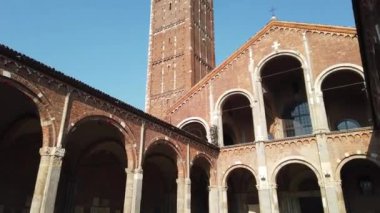 Avrupa, İtalya, Milan Mart 2022 - Lombardy şehrinin merkezindeki Sant 'Ambrogio Kilisesi 