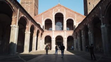 Avrupa, İtalya, Milan Mart 2022 - Lombardy şehrinin merkezindeki Sant 'Ambrogio Kilisesi 