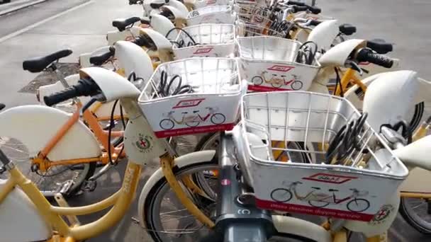 Italien Mailand März 2022 Atm Bike Sharing Bikemi Ökologischer Film — Stockvideo