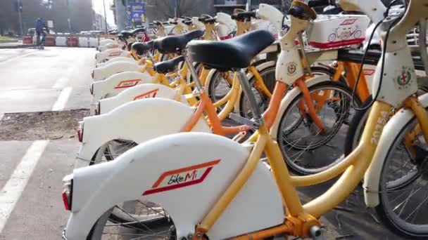 Itálie Milán Březen 2022 Atm Bike Sharing Bikemi Ekologický Film — Stock video