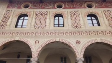 Avrupa, İtalya, Vigevano, Lombardy Mart 2022 - Vigevano Piazza Ducale of Vigevano büyük bir Rönesans tarzı meydanıdır. İnşaatı 1492 yılında Ludovico il Moro 'nun emriyle başladı.