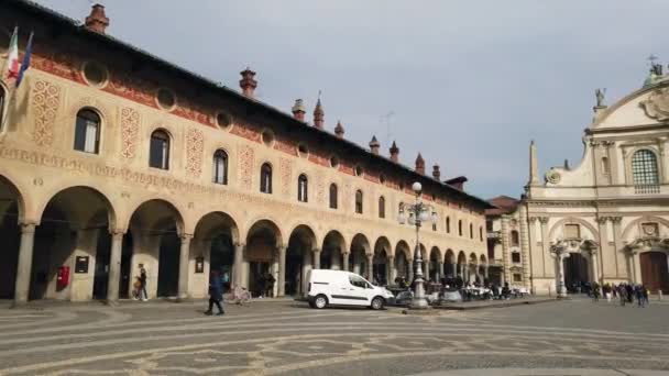ヨーロッパ イタリア ヴィゲヴァーノ ロンバルディア州2022年3月 ヴィゲヴァーノのドゥカーレ広場は大きなルネサンス様式の広場です 1492年にサンタンブロジオ大聖堂のルドヴィコ Ludovico Moro のために設立されました — ストック動画