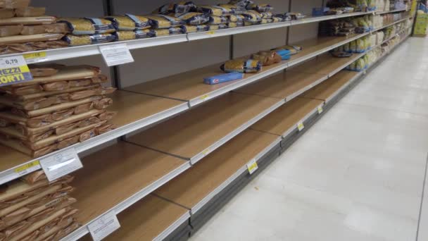 ヨーロッパ イタリア ミラノ2022年3月 ウクライナとロシアの戦争のために小麦のコストの増加とEsselungaスーパーマーケットでパスタのほぼ空の棚 — ストック動画