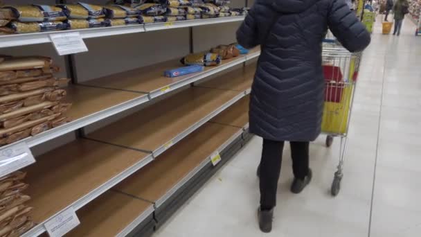 Europa Italia Milán Marzo 2022 Estantes Casi Vacíos Pasta Supermercado — Vídeo de stock