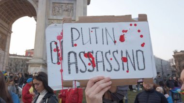 Avrupa, İtalya, Milan Mart 2022 - Barış Kemeri 'nde Ukrayna ile Rusya arasındaki savaşa karşı gösteri - Putin' e karşı sokak gösterileri