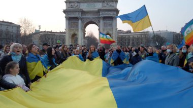 Avrupa, İtalya, Milan Mart 2022 - Barış Kemeri 'nde Ukrayna ile Rusya arasındaki savaşa karşı gösteri - Putin' e karşı sokak gösterileri