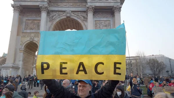ヨーロッパ イタリア ミラノ2022年3月 平和のアーチでのウクライナとロシアの間の戦争に対するデモ プーチンに対する街頭抗議 — ストック写真