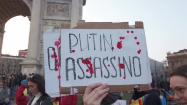 Avrupa, İtalya, Milan Mart 2022 - Barış Kemeri 'nde Ukrayna ile Rusya arasındaki savaşa karşı gösteri - Putin' e karşı sokak gösterileri