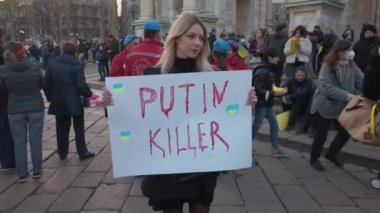 Avrupa, İtalya, Milan Mart 2022 - Barış Kemeri 'nde Ukrayna ile Rusya arasındaki savaşa karşı gösteri - Putin' e karşı sokak gösterileri