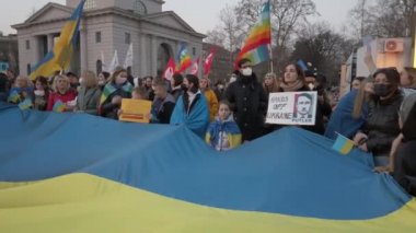 Avrupa, İtalya, Milan Mart 2022 - Barış Kemeri 'nde Ukrayna ile Rusya arasındaki savaşa karşı gösteri - Putin' e karşı sokak gösterileri