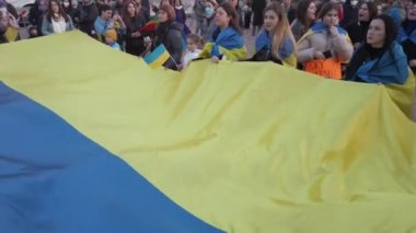 Avrupa, İtalya, Milan Mart 2022 - Barış Kemeri 'nde Ukrayna ile Rusya arasındaki savaşa karşı gösteri - Putin' e karşı sokak gösterileri