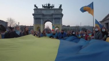 Avrupa, İtalya, Milan Mart 2022 - Barış Kemeri 'nde Ukrayna ile Rusya arasındaki savaşa karşı gösteri - Putin' e karşı sokak gösterileri