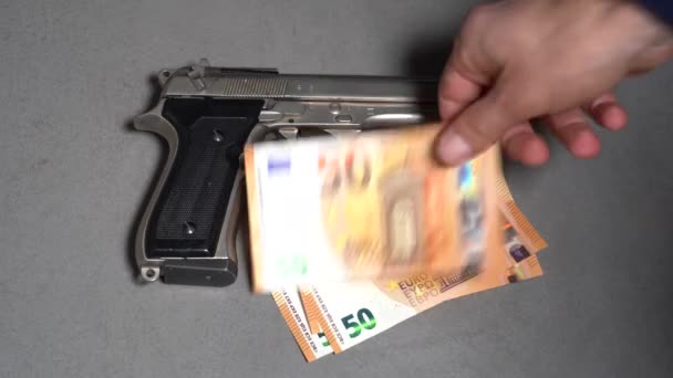 Milánó 2022 Március Eurós Készpénz Bankjegy Revolver Fegyverhadsereg Gyilkosság Elrendelése — Stock videók
