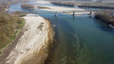 Kuraklık ve kuraklık sorunları var. Neredeyse susuz kalmış Po nehrinde, iklim değişikliği ve küresel ısınma, Ponte bella Becca Pavia Lombardy ve Ticino 'daki insansız hava aracı görüşü.