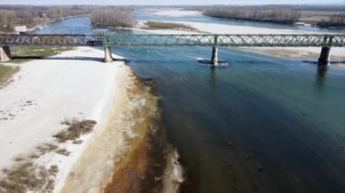 Kuraklık ve kuraklık sorunları var. Neredeyse susuz kalmış Po nehrinde, iklim değişikliği ve küresel ısınma, Ponte bella Becca Pavia Lombardy ve Ticino 'daki insansız hava aracı görüşü.