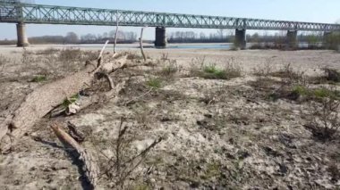 Kuraklık ve kuraklık sorunları var. Neredeyse susuz kalmış Po nehrinde, iklim değişikliği ve küresel ısınma, Ponte bella Becca Pavia Lombardy ve Ticino 'daki insansız hava aracı görüşü.