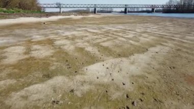Kuraklık ve kuraklık sorunları var. Neredeyse susuz kalmış Po nehrinde, iklim değişikliği ve küresel ısınma, Ponte bella Becca Pavia Lombardy ve Ticino 'daki insansız hava aracı görüşü.