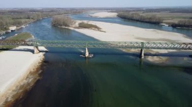 Kuraklık ve kuraklık sorunları var. Neredeyse susuz kalmış Po nehrinde, iklim değişikliği ve küresel ısınma, Ponte bella Becca Pavia Lombardy ve Ticino 'daki insansız hava aracı görüşü.