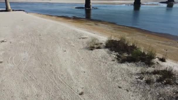 大片大片沙地几乎没有水的波河的干旱和干旱问题 气候变化和全球变暖 Drone在Ponte Bella Becca Pavia Lombardy和Ticino的观点 — 图库视频影像