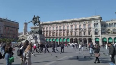 Avrupa, İtalya, Milano Mart 2022 - Covid-19 Coronavirüs salgını nedeniyle Duomo katedrali kapatıldıktan sonra - insanlar ve turistler kenti gezmeye geliyorlar