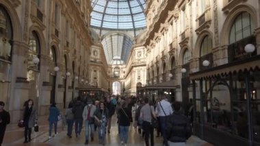 Avrupa, İtalya, Milano Mart 2022 - Duomo Katedrali ve Vittorio Emanuele Galerisi Covid-19 Coronavirüs salgını nedeniyle kapatıldıktan sonra - insanlar ve turistler gezmeye geliyorlar