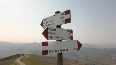 Avrupa, İtalya, Pavia, Oltrepo 'Pavese, Montalto Pavese' de Costa del Vento, Cammino 'yu Madonna del Vento yürüyüşüne ve Lombard ve Emilian' daki hacılar için kırsal doğa manzarasına götürüyor.