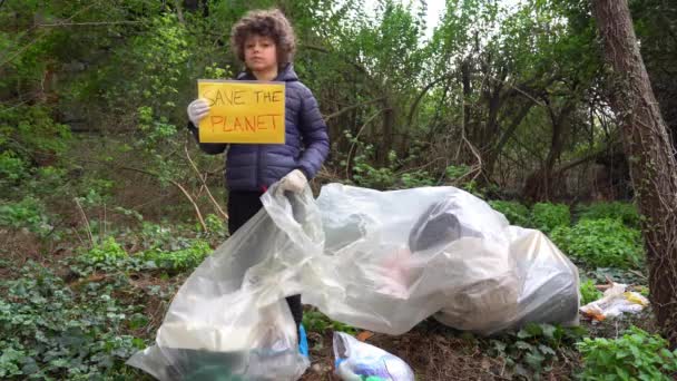 Garçon Enfant Ramasse Les Ordures Polluantes Dans Une Forêt Action — Video