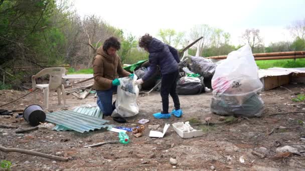 Europa Far Och Sjuåriga Pojkbarn Samlar Smutsigt Avfall Naturen Städa — Stockvideo
