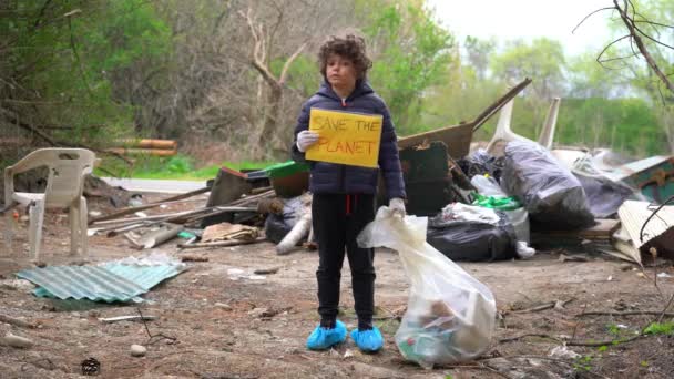Jongen Kind Verzamelt Vervuilend Afval Een Bos Protestactie Tegen Milieuvervuiling — Stockvideo
