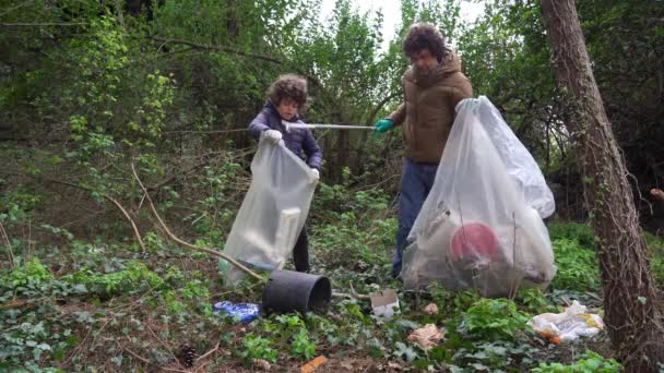 Europa Vader Jarig Jongenskind Verzamelen Vuil Vervuilend Afval Natuur Reinig — Stockvideo