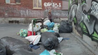 Avrupa, İtalya, Milano Ocak 2021, şehirde yasadışı atık alanı - karton, ahşap plastik ve çeşitli kirlilik çöplüğü