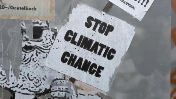 Cartello Carta Con Iscrizione Stop Cambiamento Climatico Sulla Vecchia Parete — Video Stock