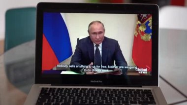 Avrupa, Milano Nisan 2022 - Ukrayna ve Rusya arasındaki savaşı televizyondan izleyin - Rusya Devlet Başkanı Vladimir konuşuyor 