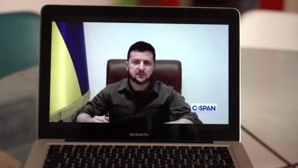 2022年4月 在你的电脑上观看乌克兰和俄罗斯战争的电视新闻 乌克兰总统沃洛德梅尔 泽伦斯基讲话 — 图库视频影像